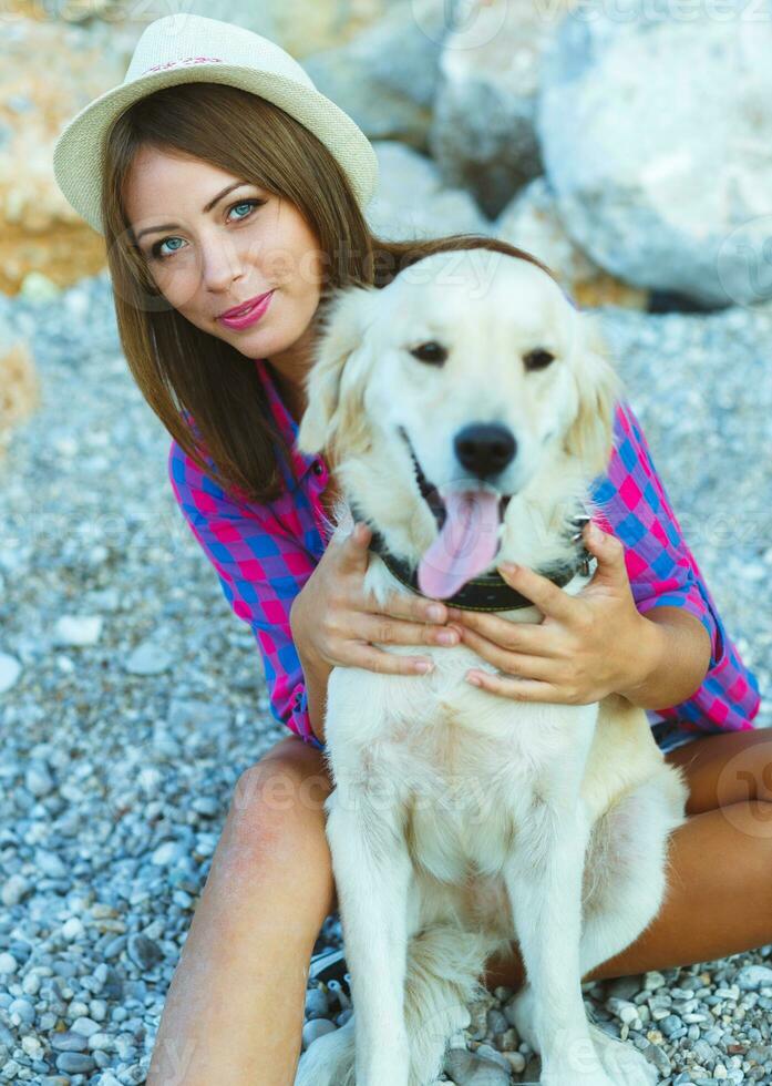 vrouw met een hond Aan een wandelen Aan de strand foto