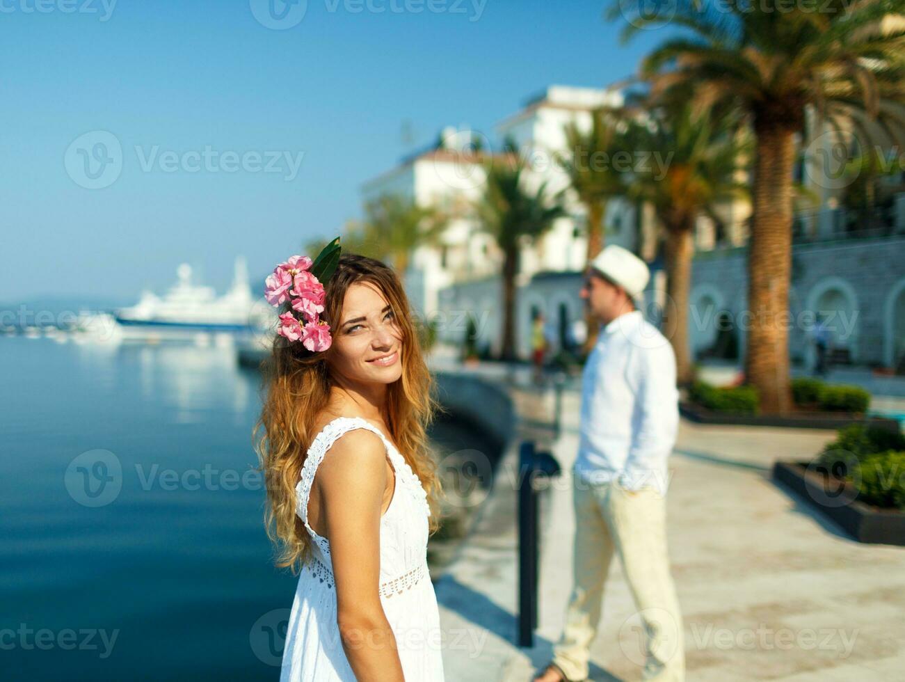 aantrekkelijk jong paar wandelen naast de jachthaven - bruiloft concept foto