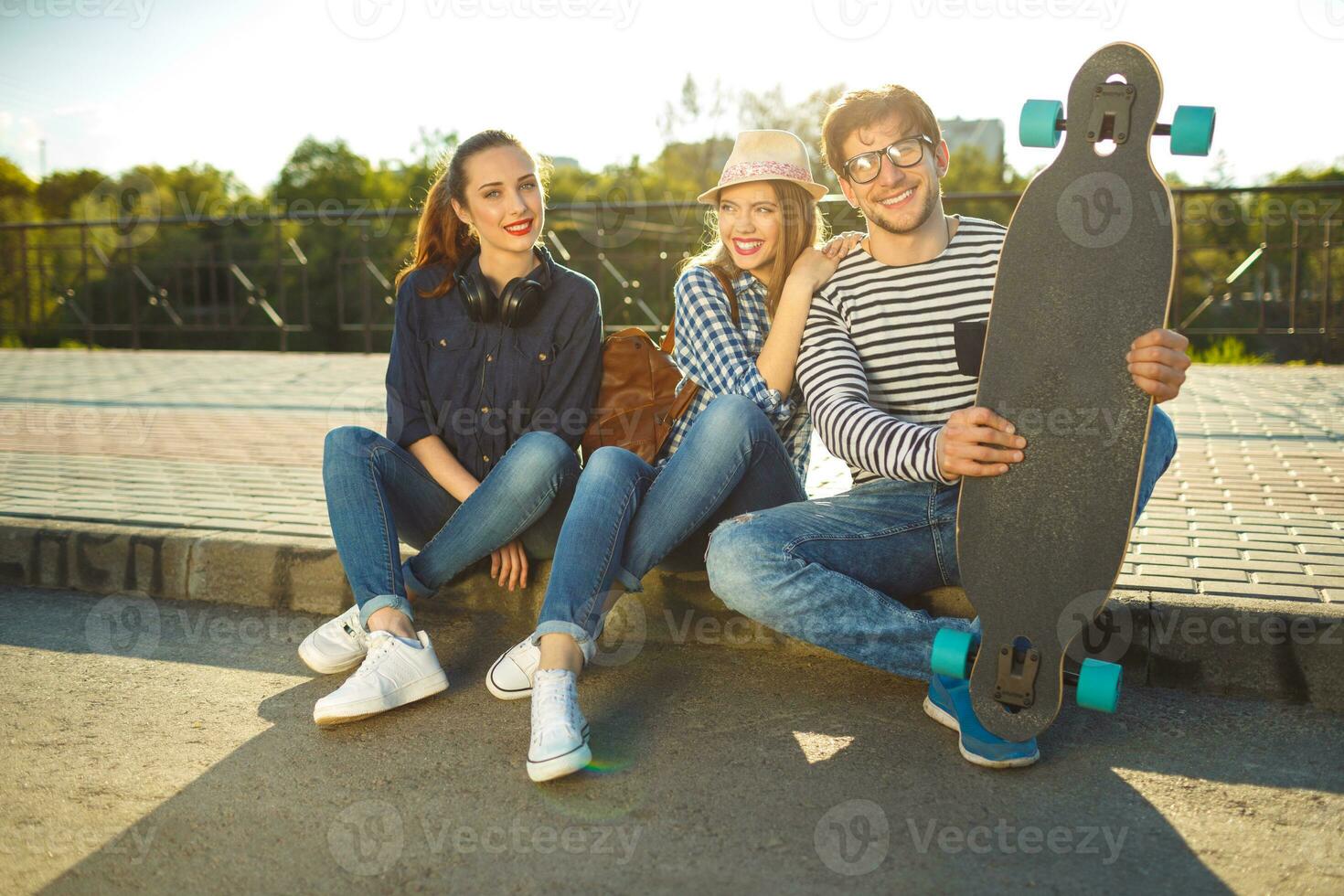 glimlachen vrienden hebben pret buitenshuis foto