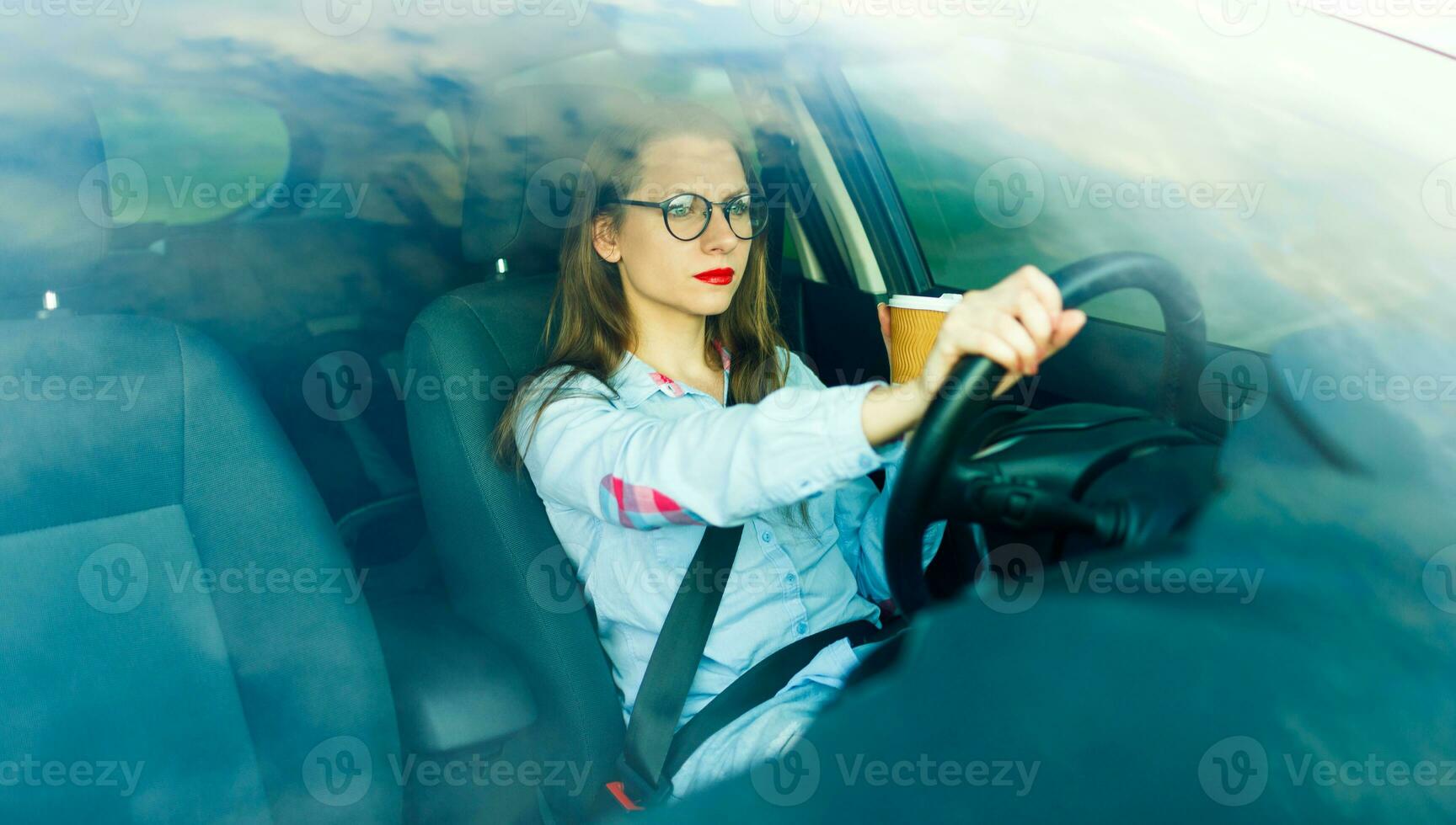 jong vrouw met koffie naar Gaan het rijden haar auto foto