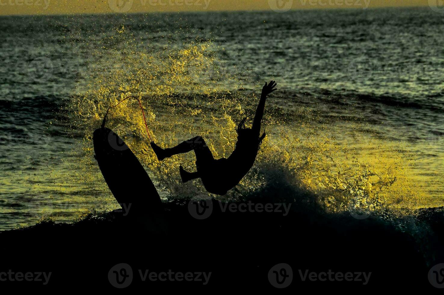 mensen surfing in de zee foto