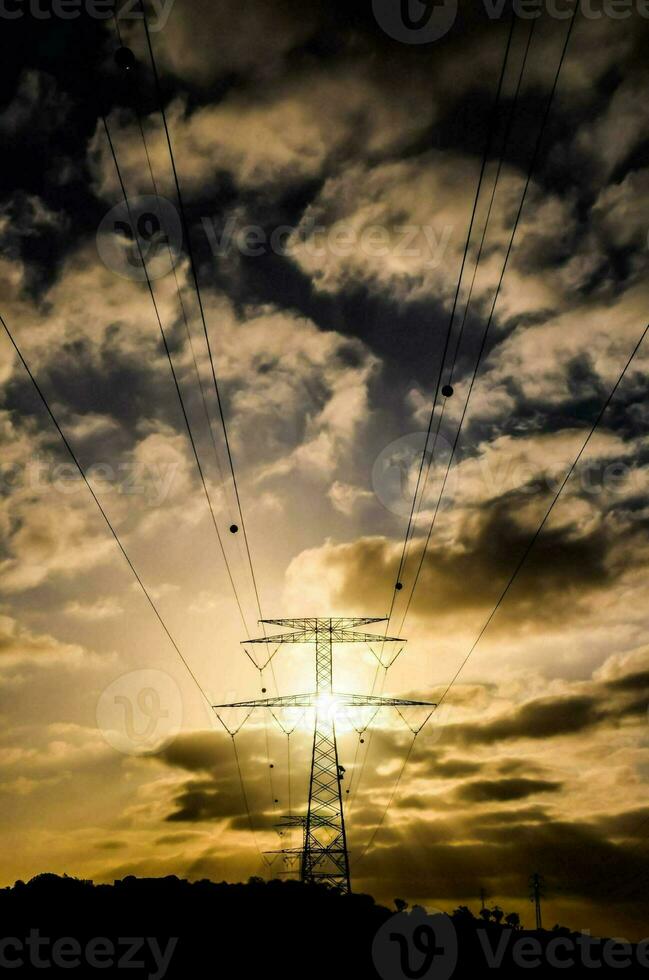 een veld- met elektriciteit polen foto