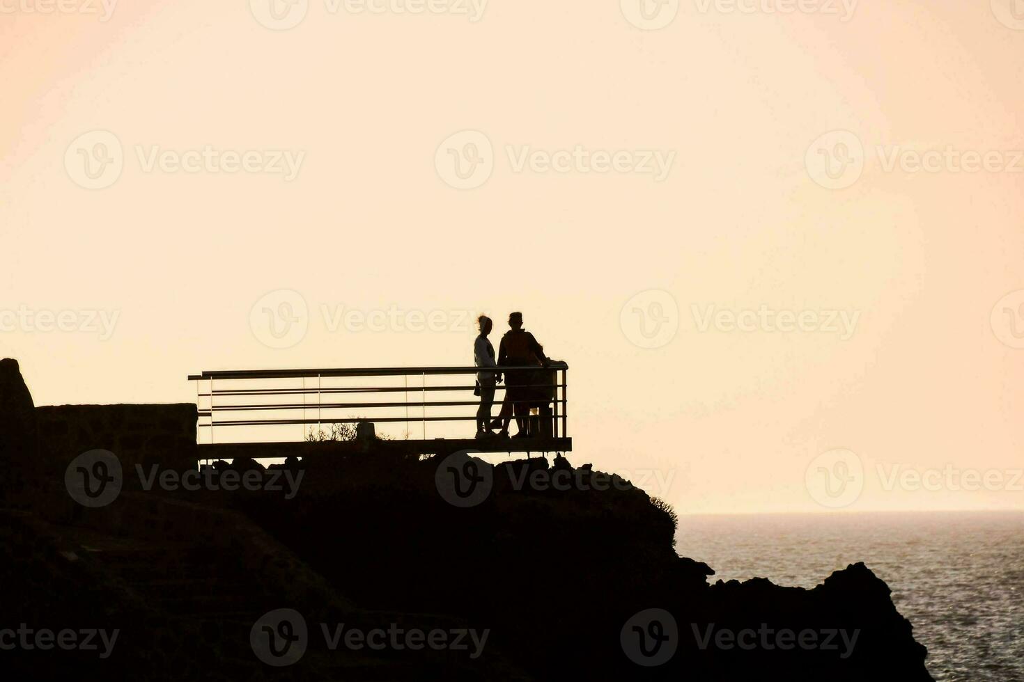 landschap met silhouetten van mensen foto