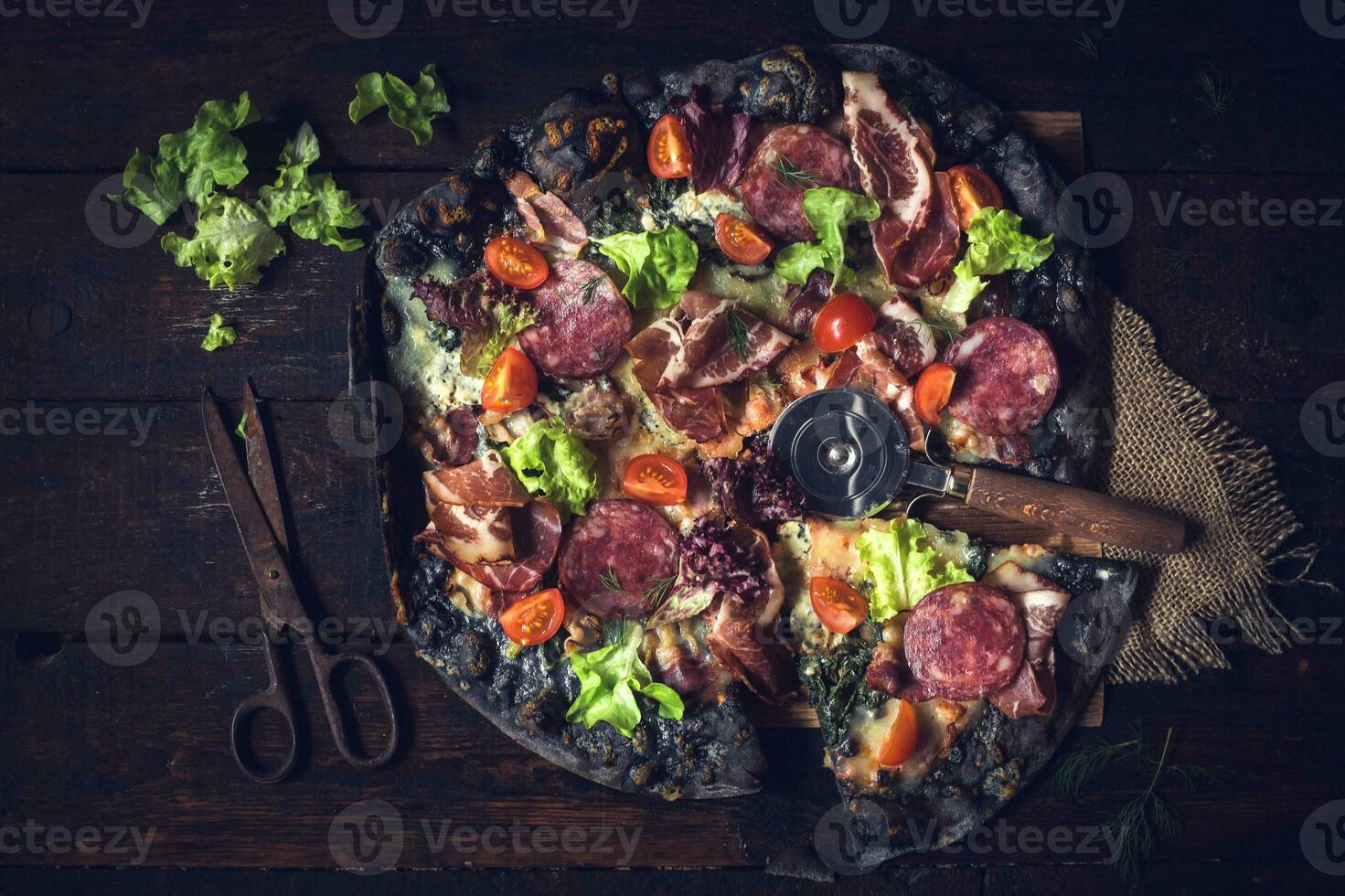 zwart eigengemaakt pizza foto