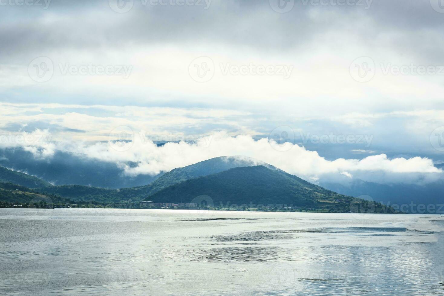 bewolkt en rivier- foto