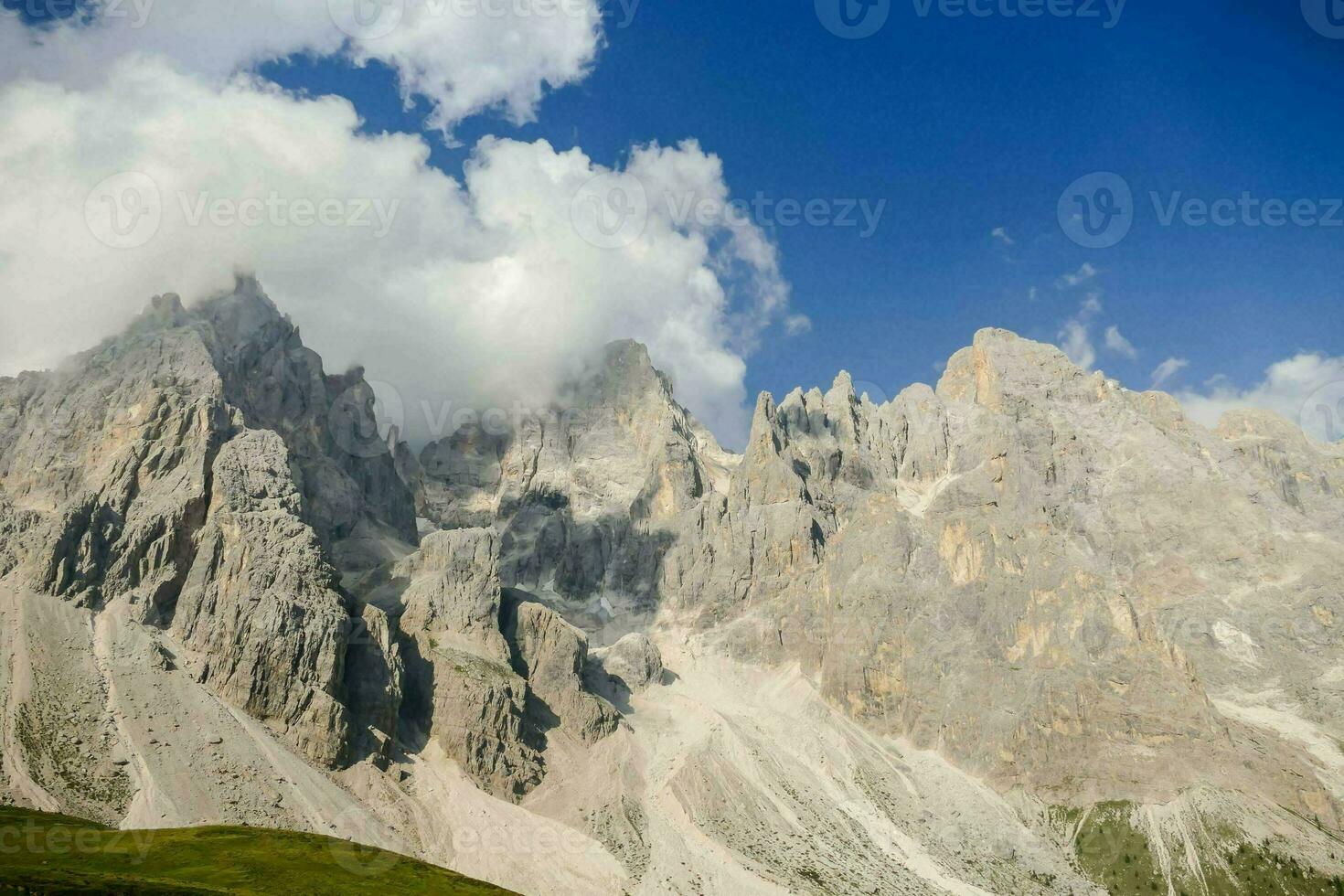 schilderachtig uitzicht op de bergen foto