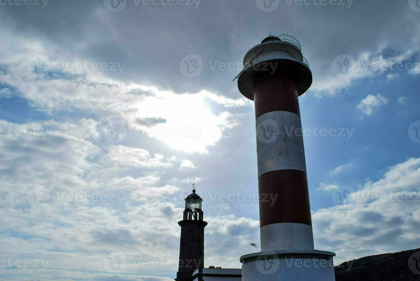 een rood en wit vuurtoren foto