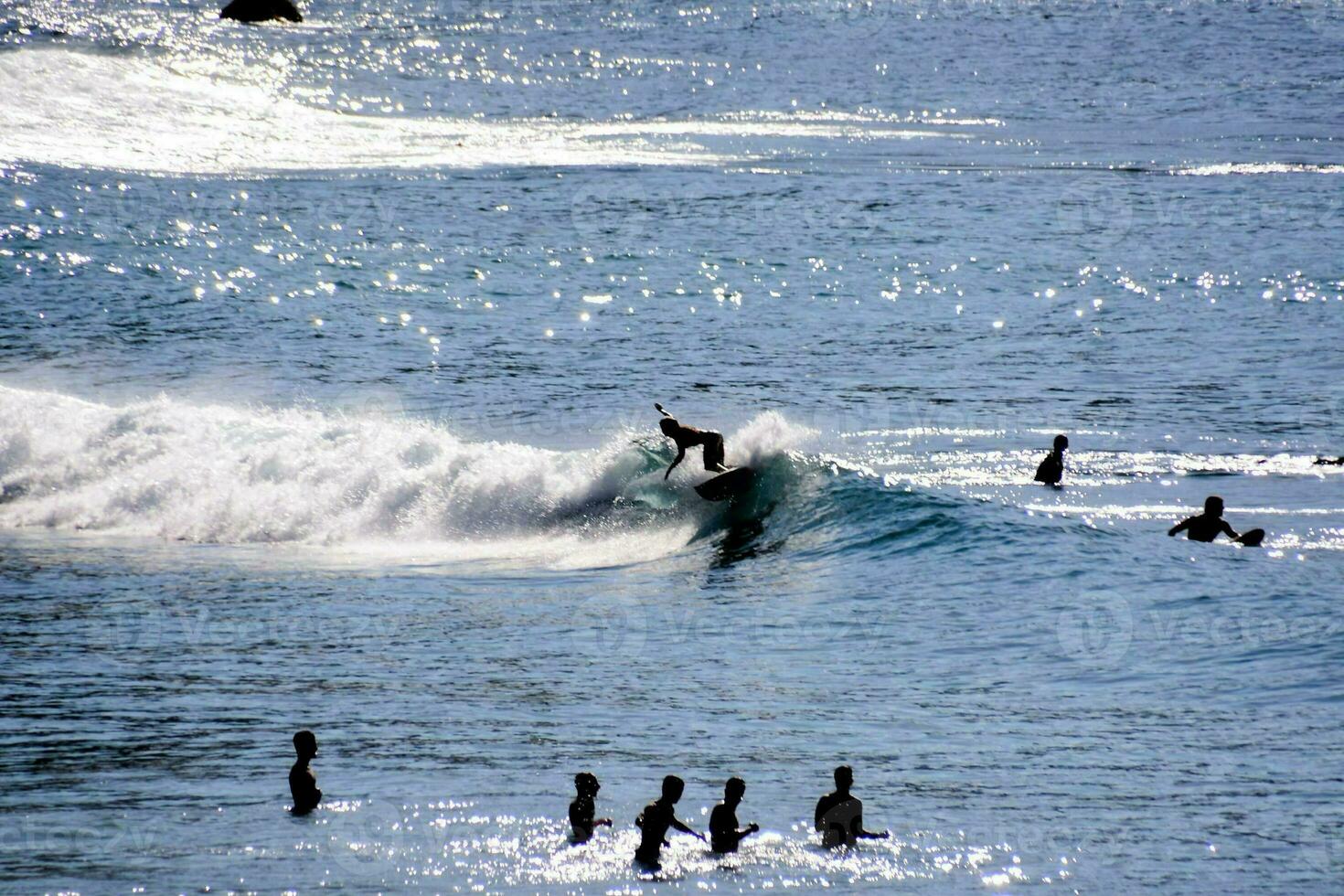 mensen surfing in de zee foto