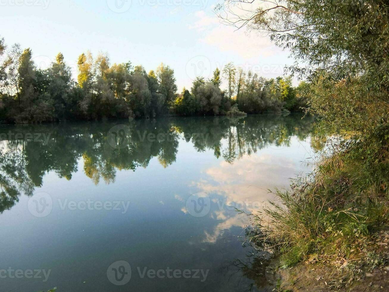 door de rivier- foto