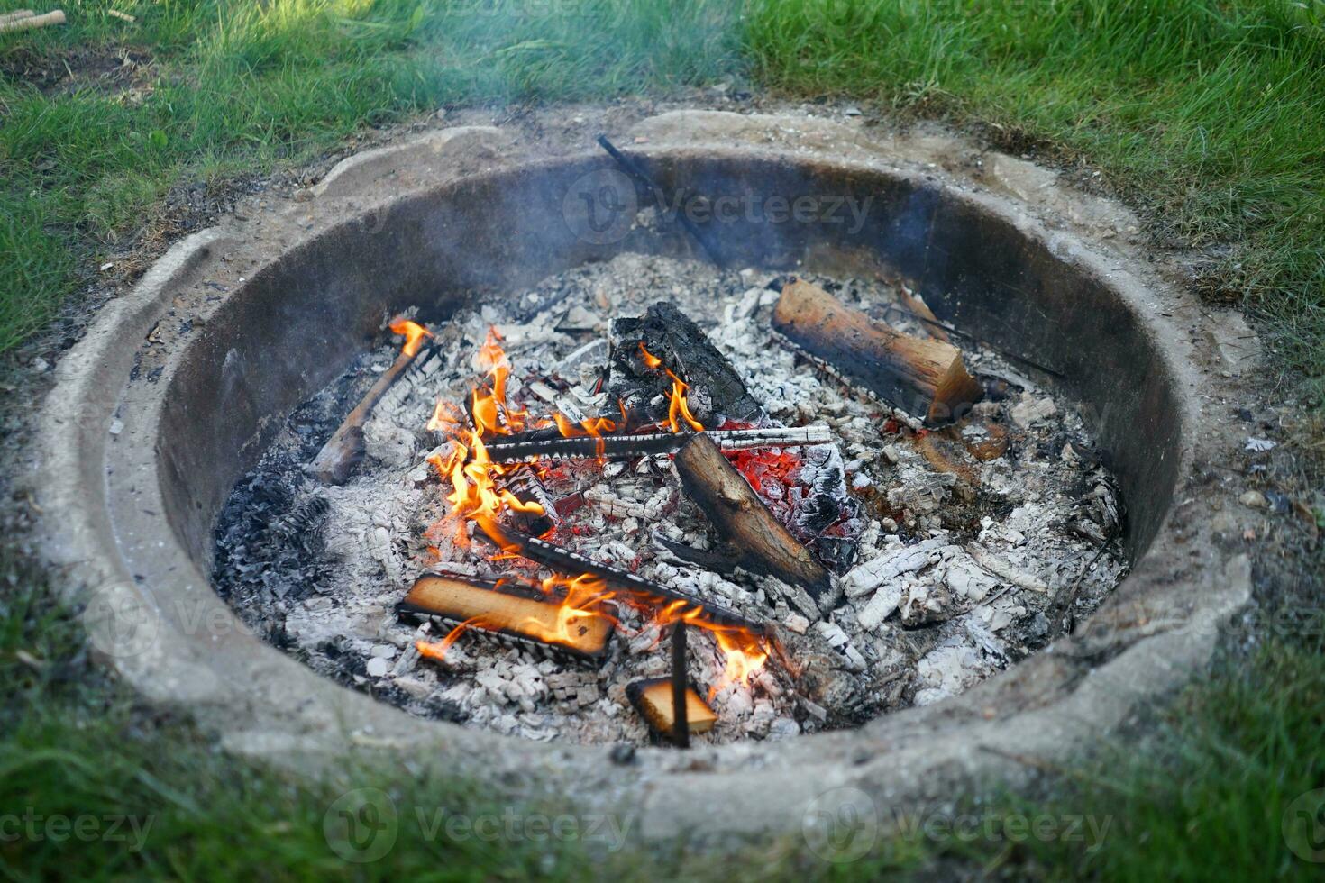 hout brandend in de haard. grillen worstjes over- de kampvuur. camping met vrienden. zomer vakantie. foto