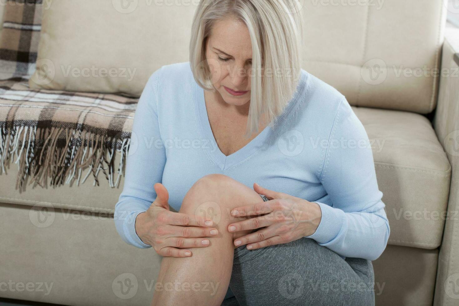 middelbare leeftijd vrouw lijden van pijn in been Bij huis, detailopname. fysiek letsel concept. foto