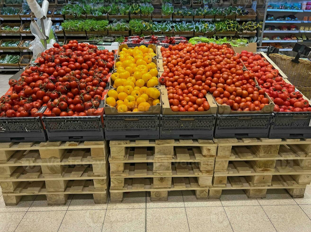 groenten tomaten en paprika's Aan een supermarkt teller foto