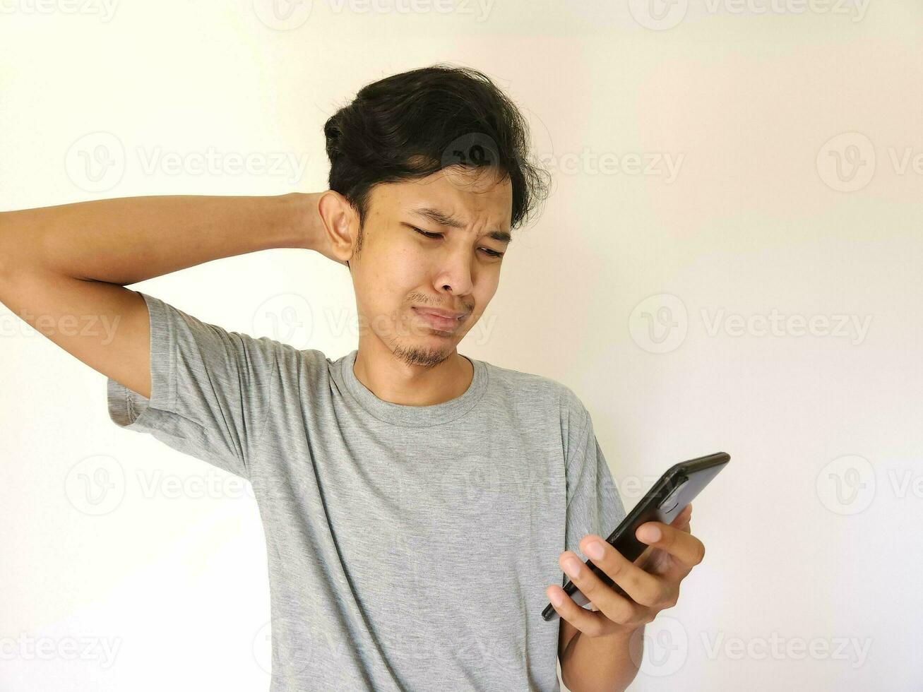 verdrietig Mens op zoek Bij zijn telefoon scherm foto