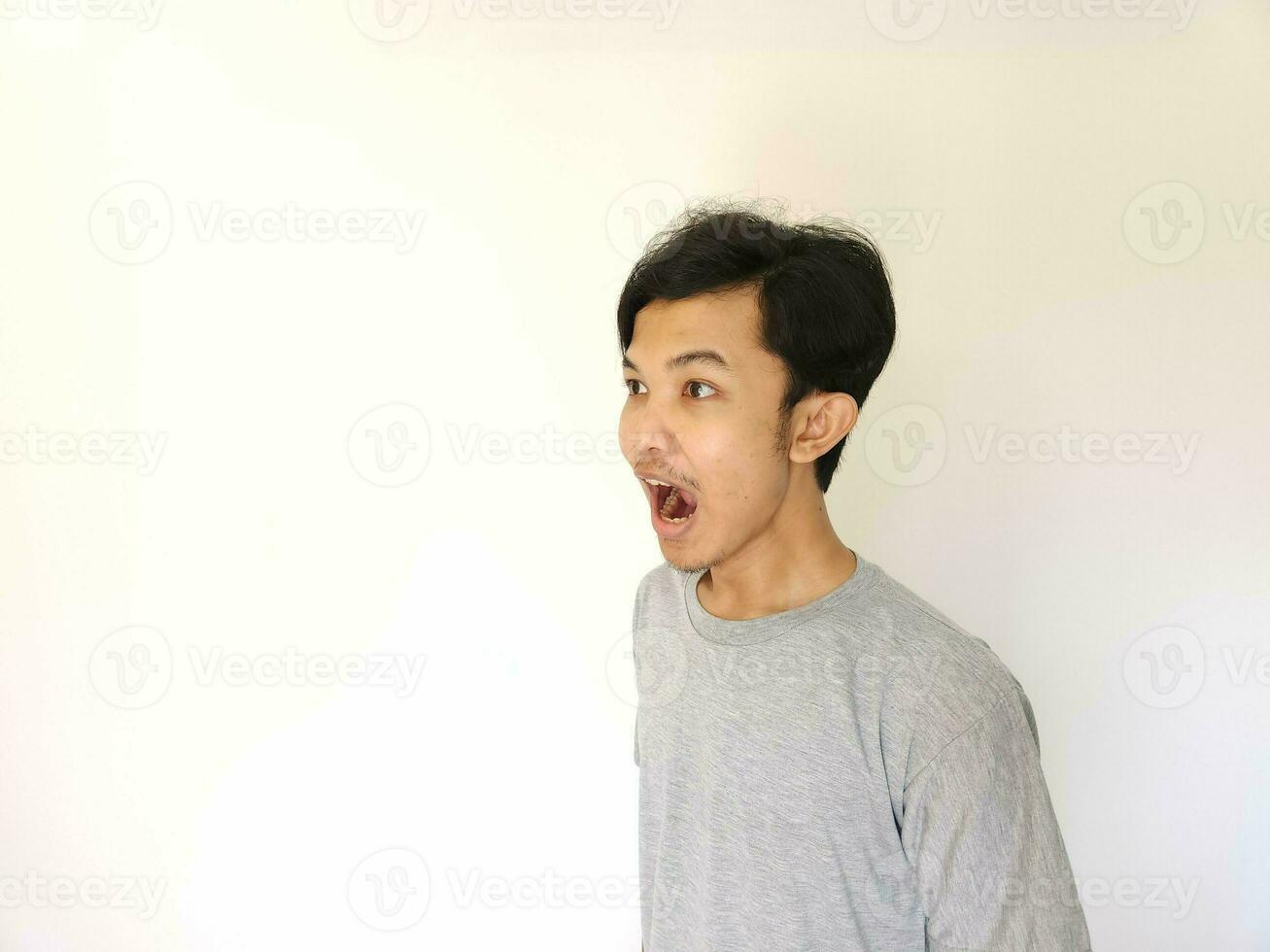 geschokt en verrast gezicht van Aziatisch Mens in geïsoleerd Aan wit achtergrond foto