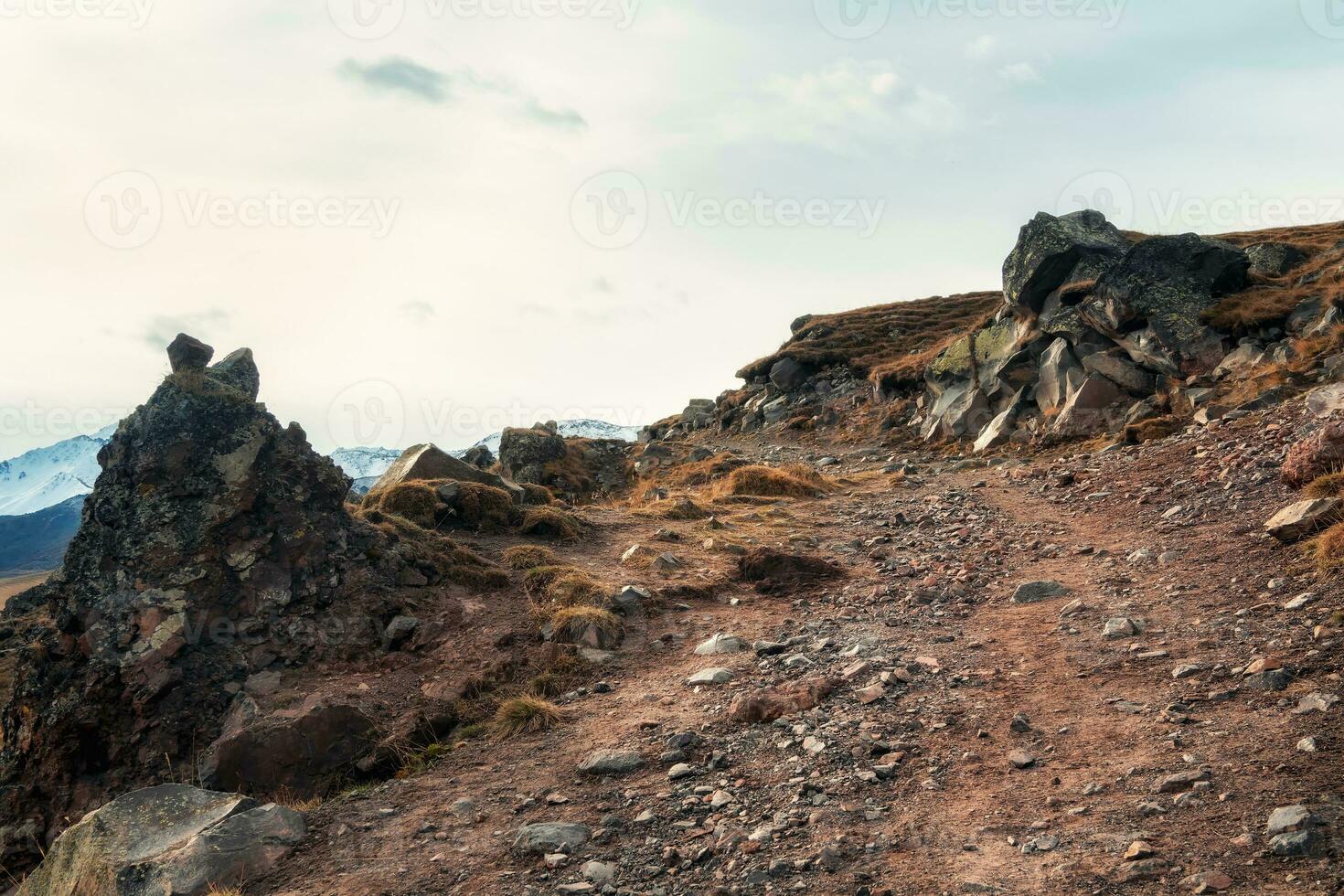 berg van de weg af bijhouden naar hoog berg dorp in Kaukasus regio. foto