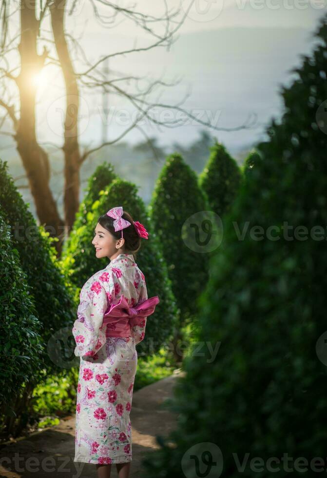 mooi jong vrouw vervelend Japans traditioneel yukata foto