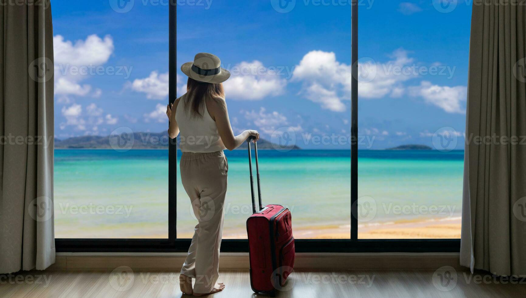 terug visie van vrouw met bagage staand Bij de venster van luxe tropisch toevlucht op zoek Bij de natuurlijk diep blauw oceaan en wit zand strand voor zomer vakantie vakantie concept foto