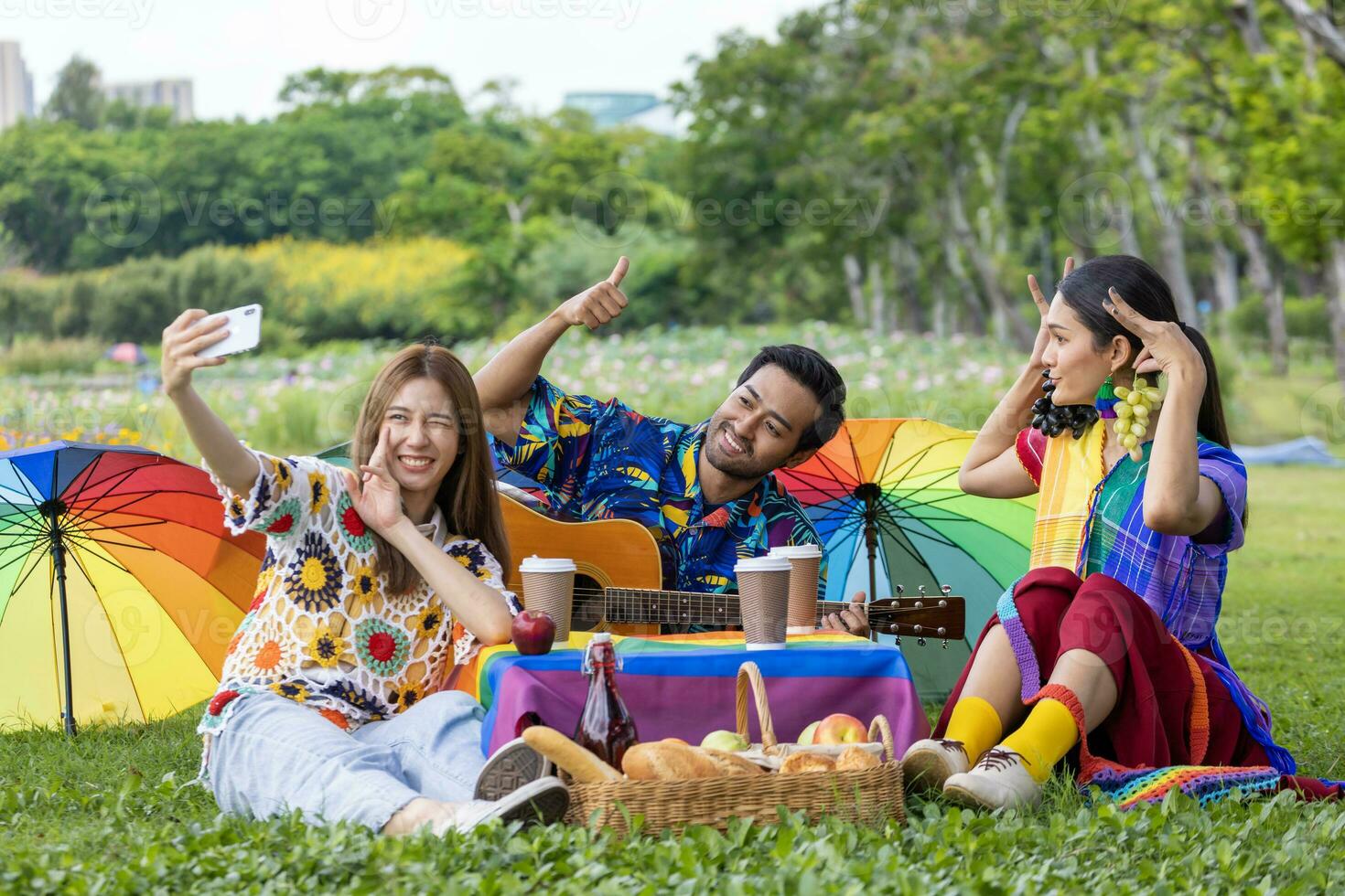 groep van jong verscheidenheid lgbtq vriend hebben een picknick in de tuin terwijl genieten het zingen muziek- in de buitenshuis openbaar park gedurende zomer met blij en geluk concept foto