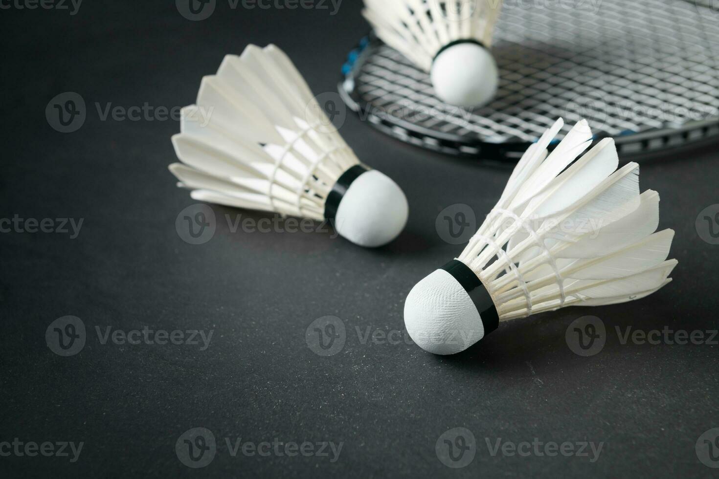 shuttles en badminton racket Aan zwart achtergrond. foto