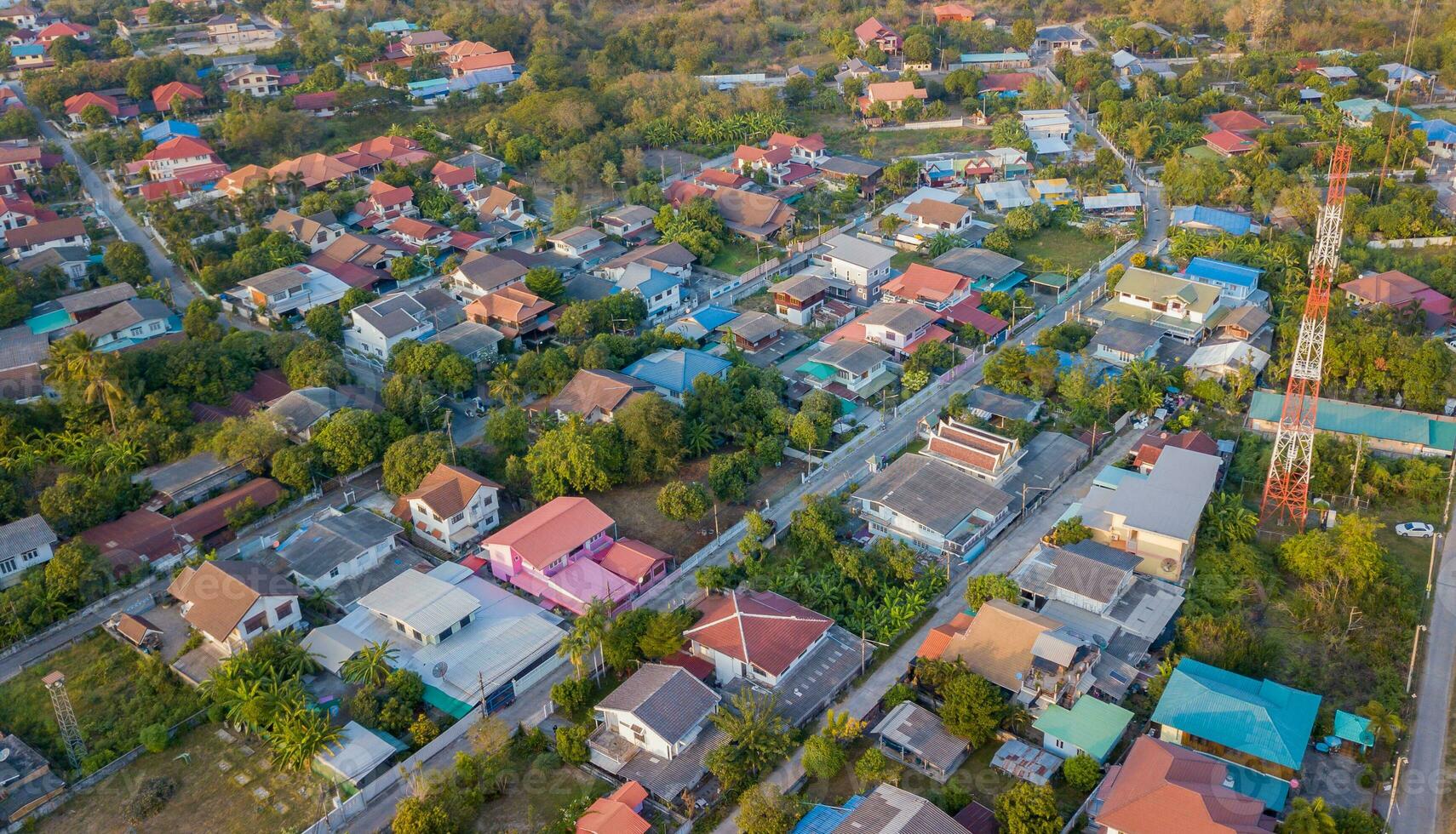 buurt met woon- huizen en opritten, foto