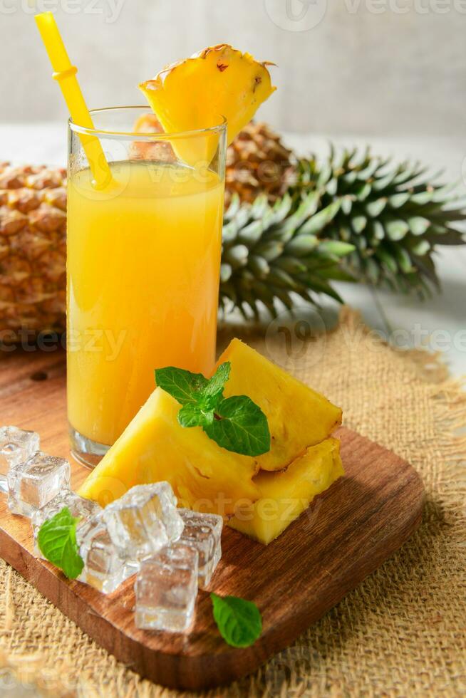 ananas sap met plak ananas foto