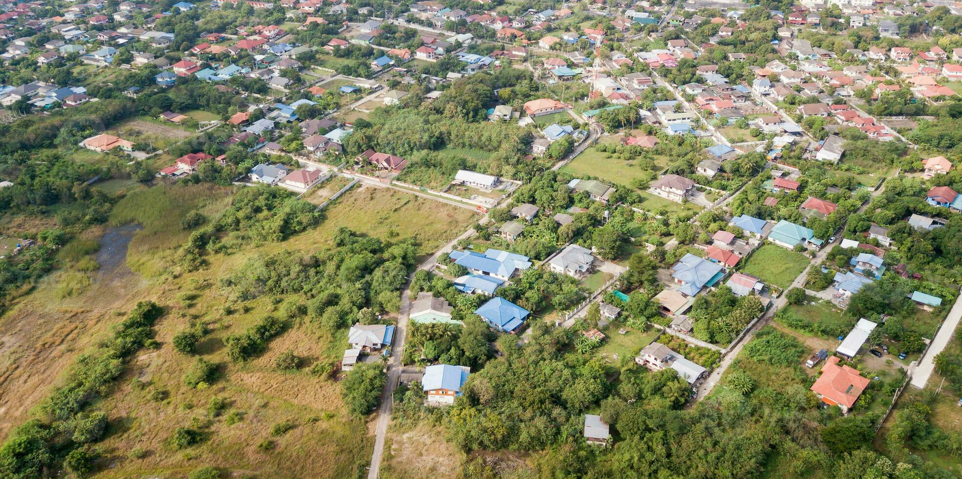 buurt met woon- huizen en opritten foto