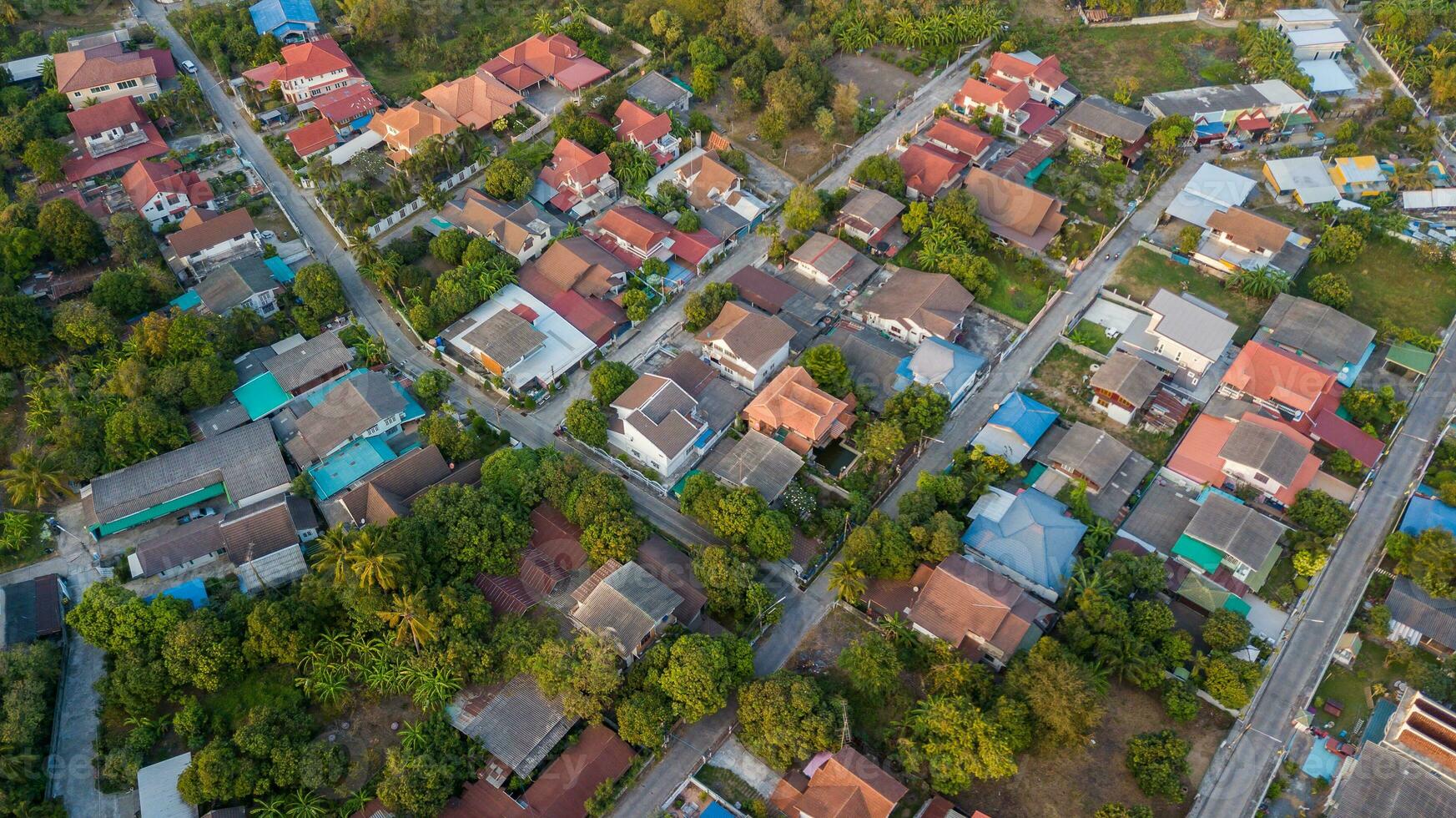 buurt met woon- huizen en opritten, foto