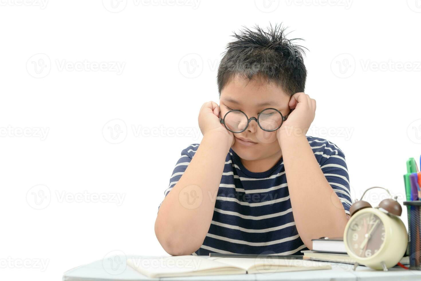 moe leerling jongen met bril slapen Aan de boeken foto