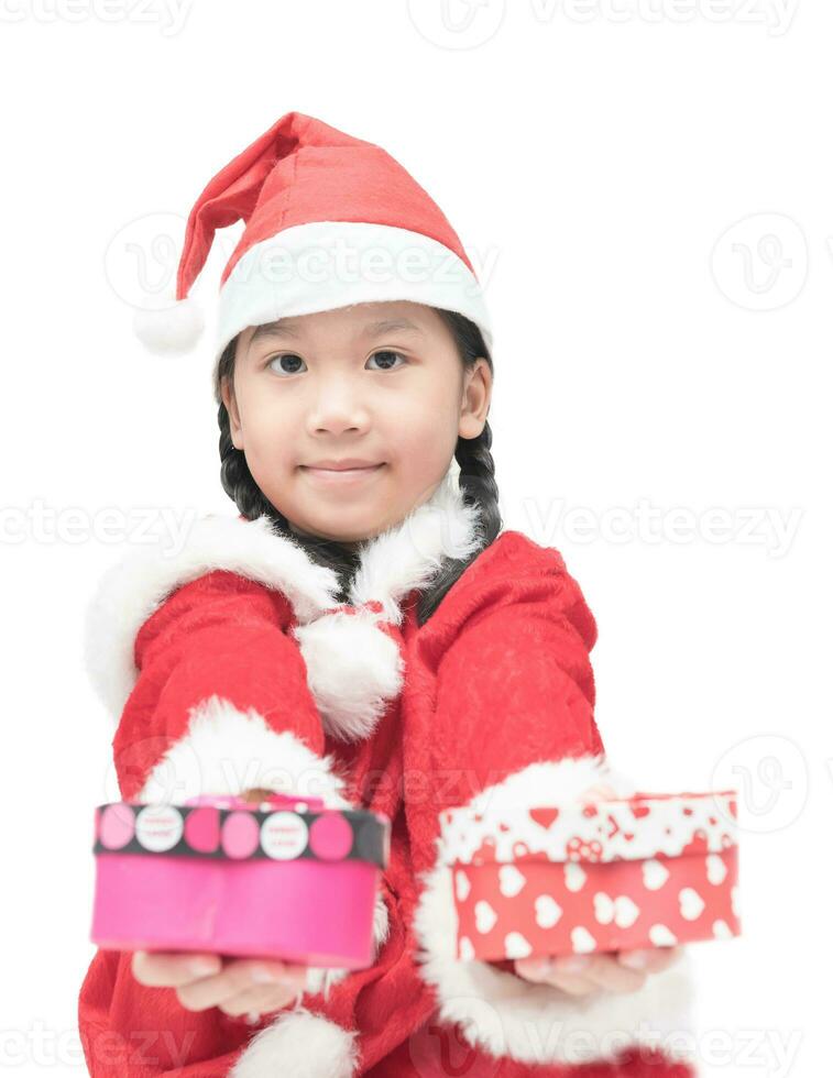 glimlachen meisje in rood de kerstman hoed met Kerstmis geschenk foto