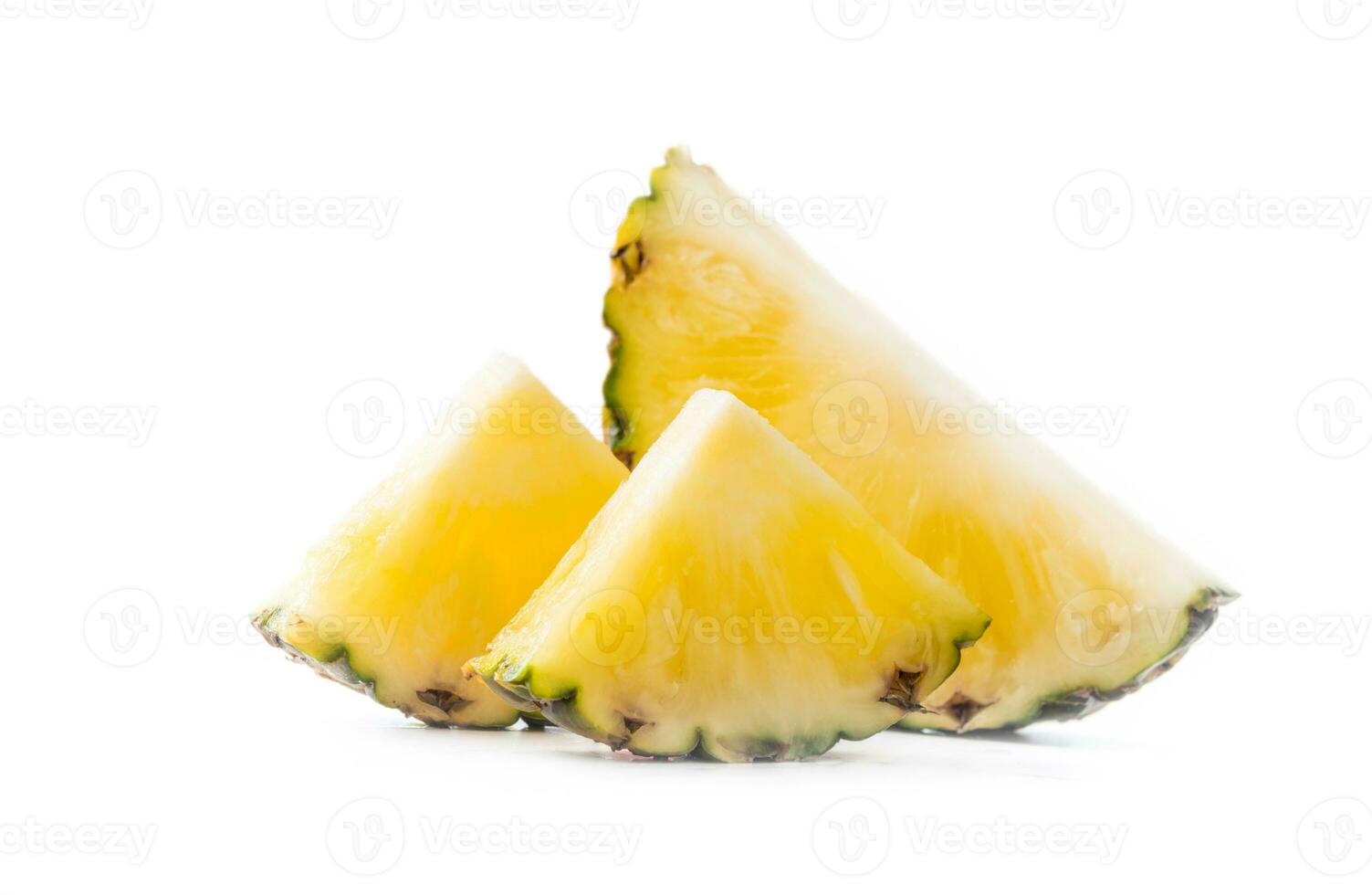 vers gesneden ananas geïsoleerd Aan wit foto