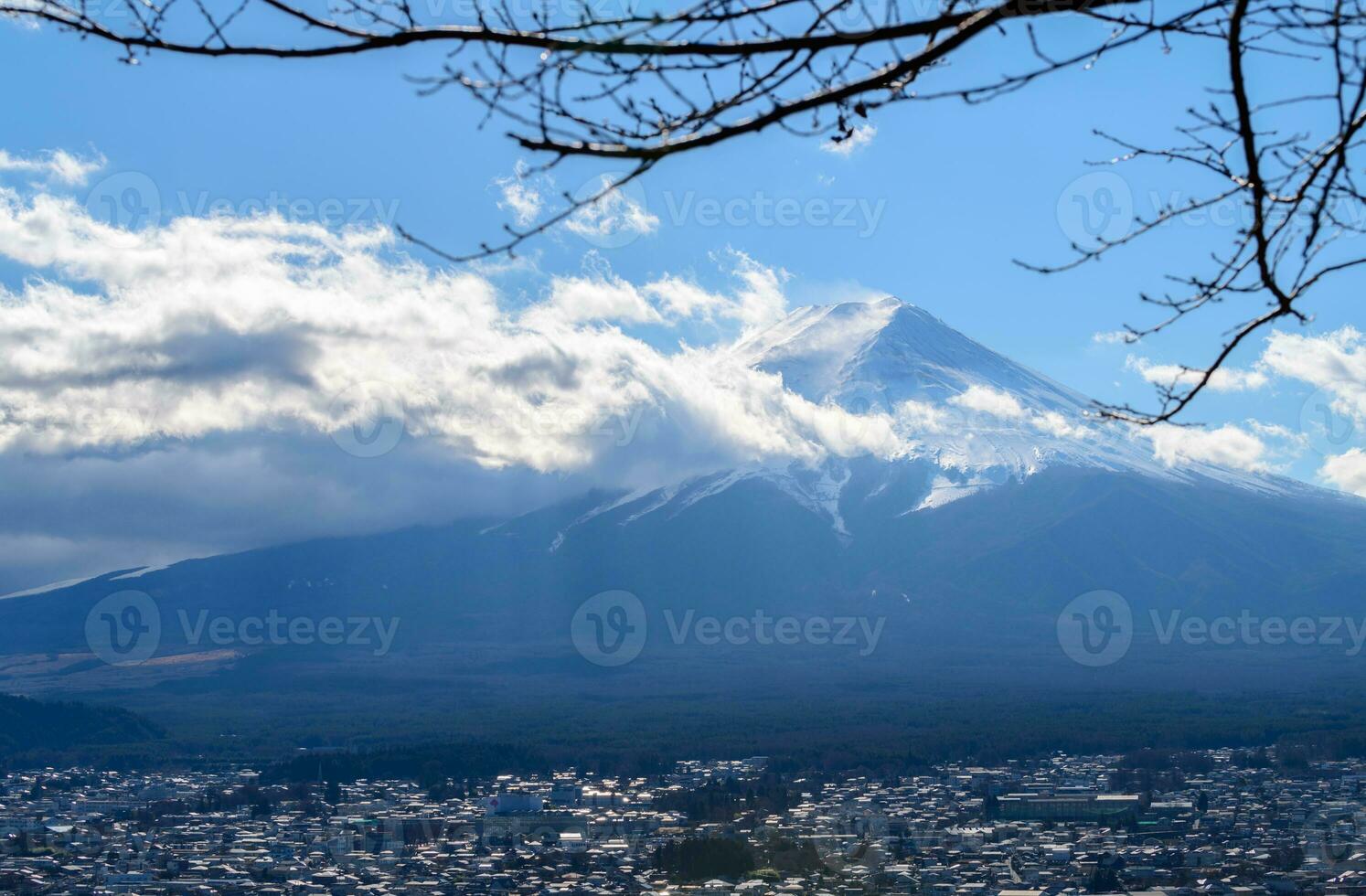 dichtbij omhoog top van mooi fuji berg met sneeuw Hoes foto