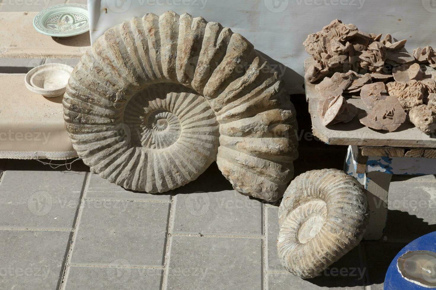 fossielen, zand rozen en edelstenen voor uitverkoop Bij een Marokkaans souk foto