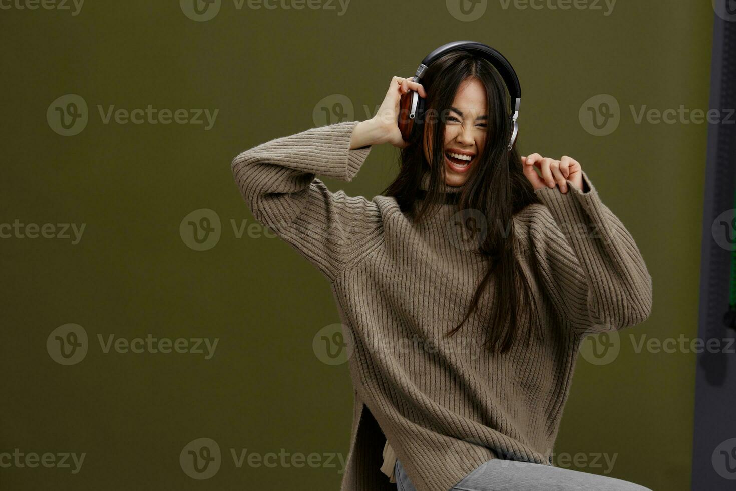 jong vrouw in hoofdtelefoons luisteren naar muziek- emoties geïsoleerd achtergrond foto