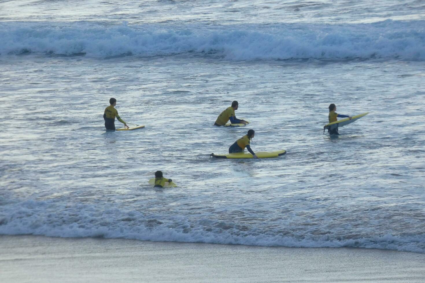 surfen school- Aan een oceaan strand foto