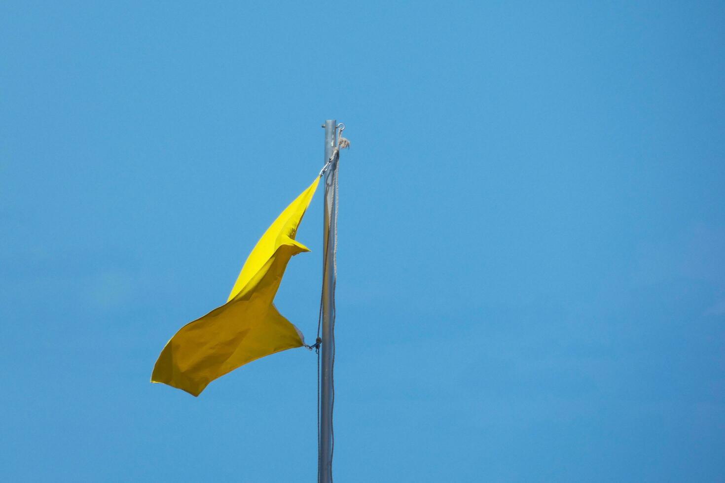 gekleurd vlaggen wijzend op Gevaar en veiligheid foto