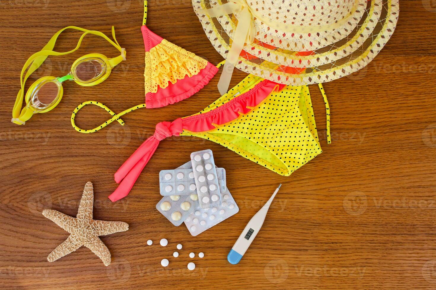 zomer strand accessoires en geneeskunde Aan de tafel. de concept van geneesmiddel verplicht in de reis foto