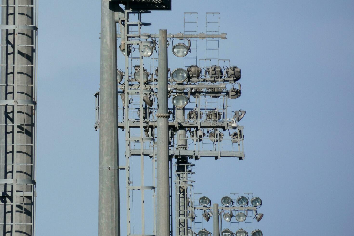 industrieel schijnwerpers naar verlichten sport- velden foto