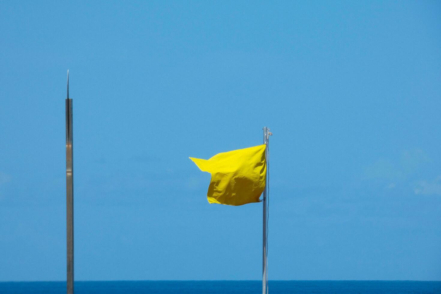 gekleurd vlaggen wijzend op Gevaar en veiligheid foto