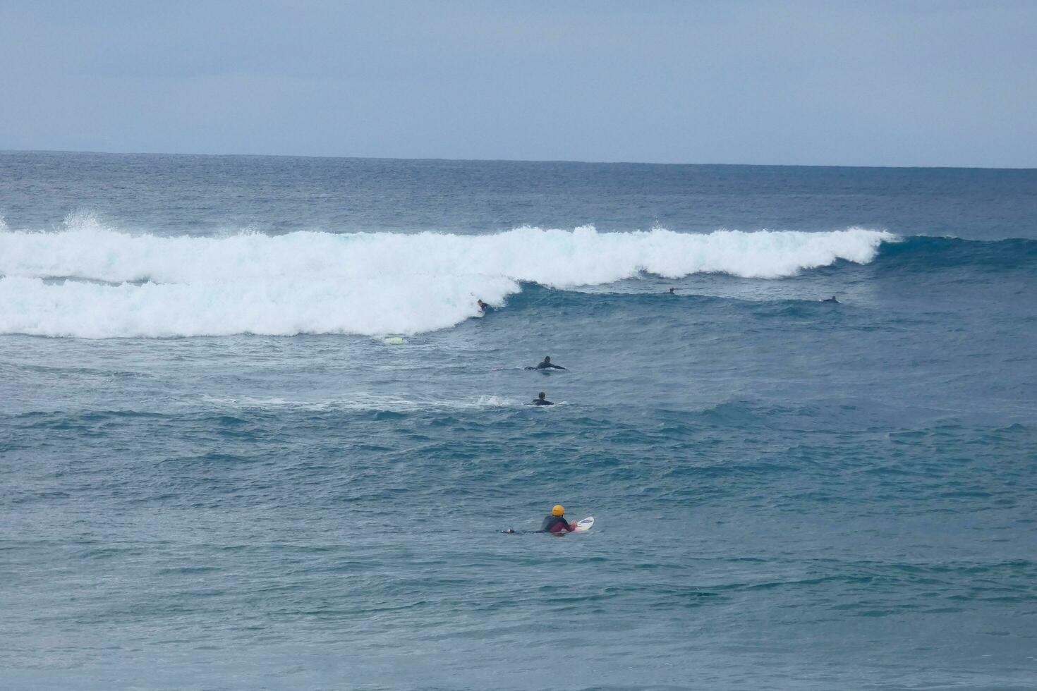 jong atleten beoefenen de water sport van surfing foto