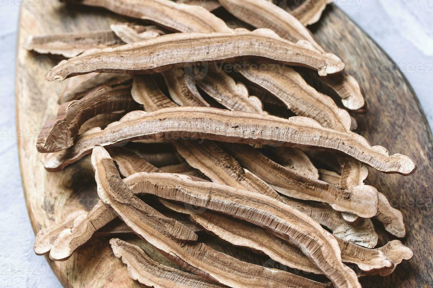 lingzhi of reishi paddestoel Aan een houten bord foto