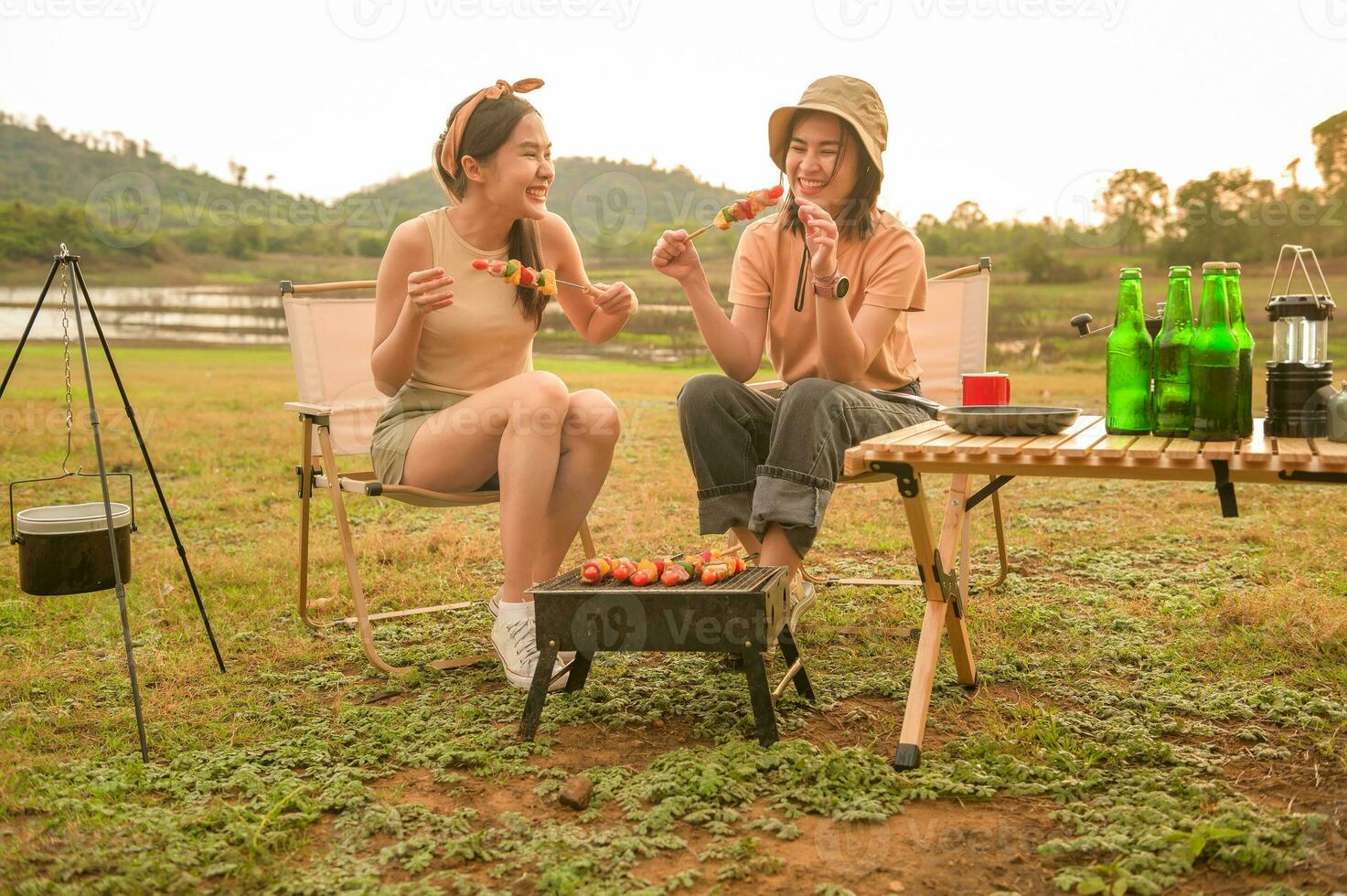 jong mooi Aziatisch vrouw genieten camping foto