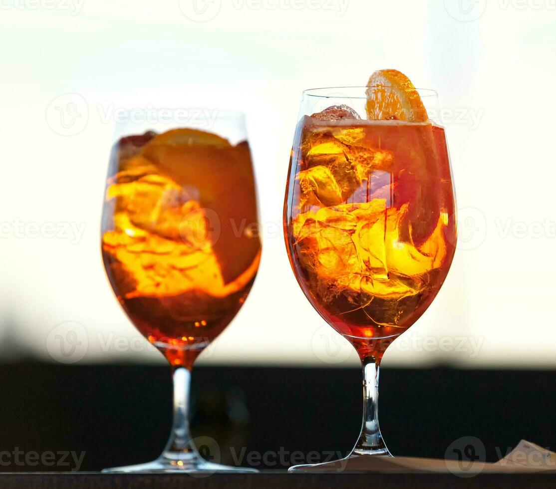 twee bril van spritz cocktail foto