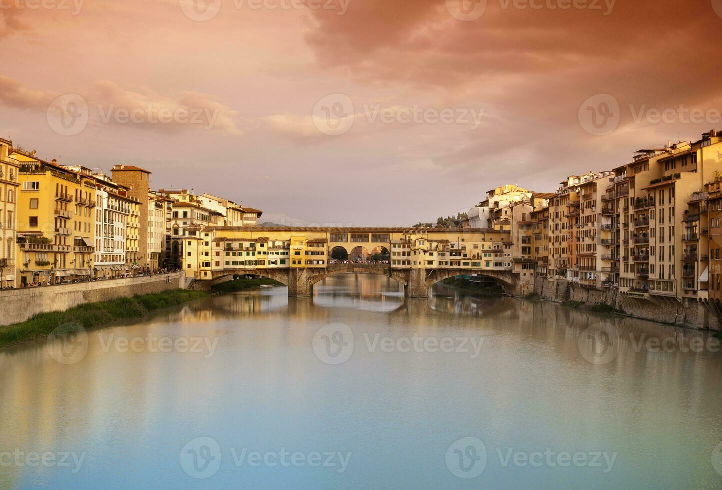 Ponte vecchio Bij zonsondergang, Florence, Italië foto