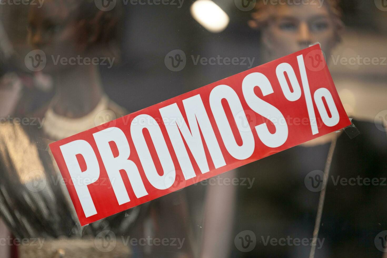 promoties banier in een venster winkel foto