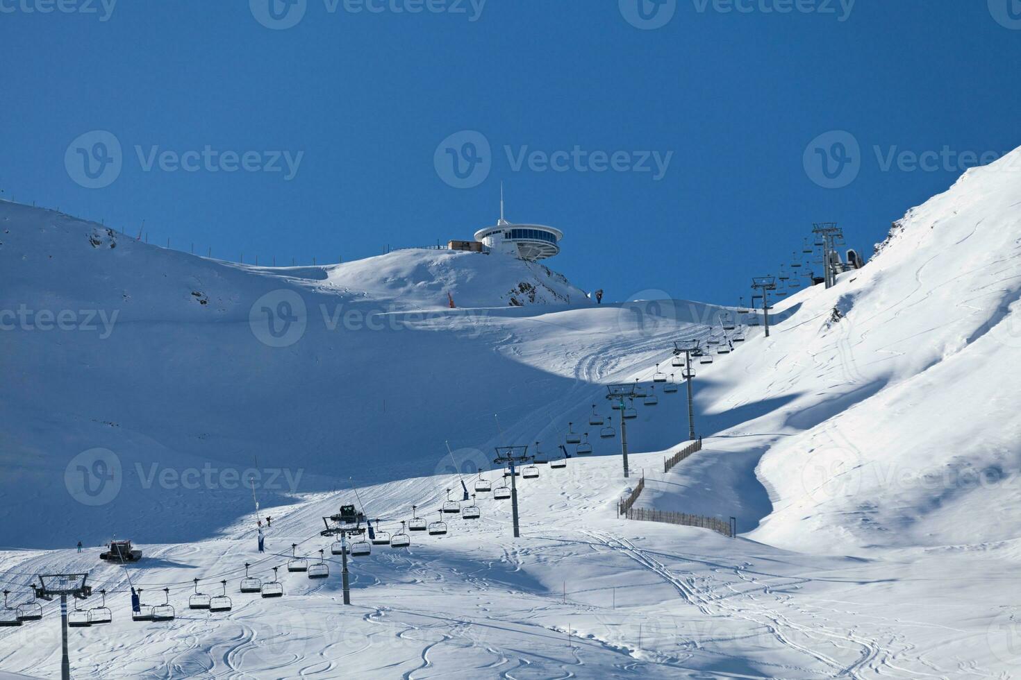 met sneeuw bedekt berg Bij grandvalira ski toevlucht in pas de la casa foto