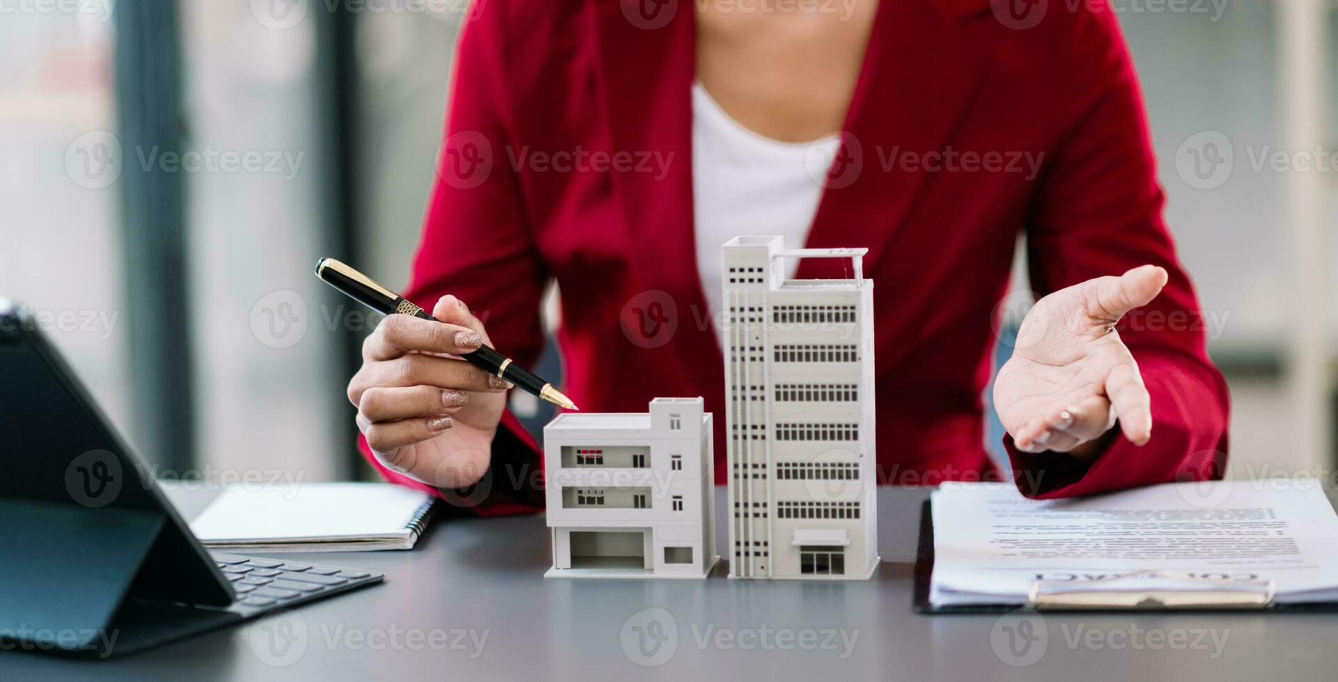 verkoper handen Aan huis model- , klein speelgoed- huis klein hypotheek eigendom verzekering en concepten echt landgoed foto