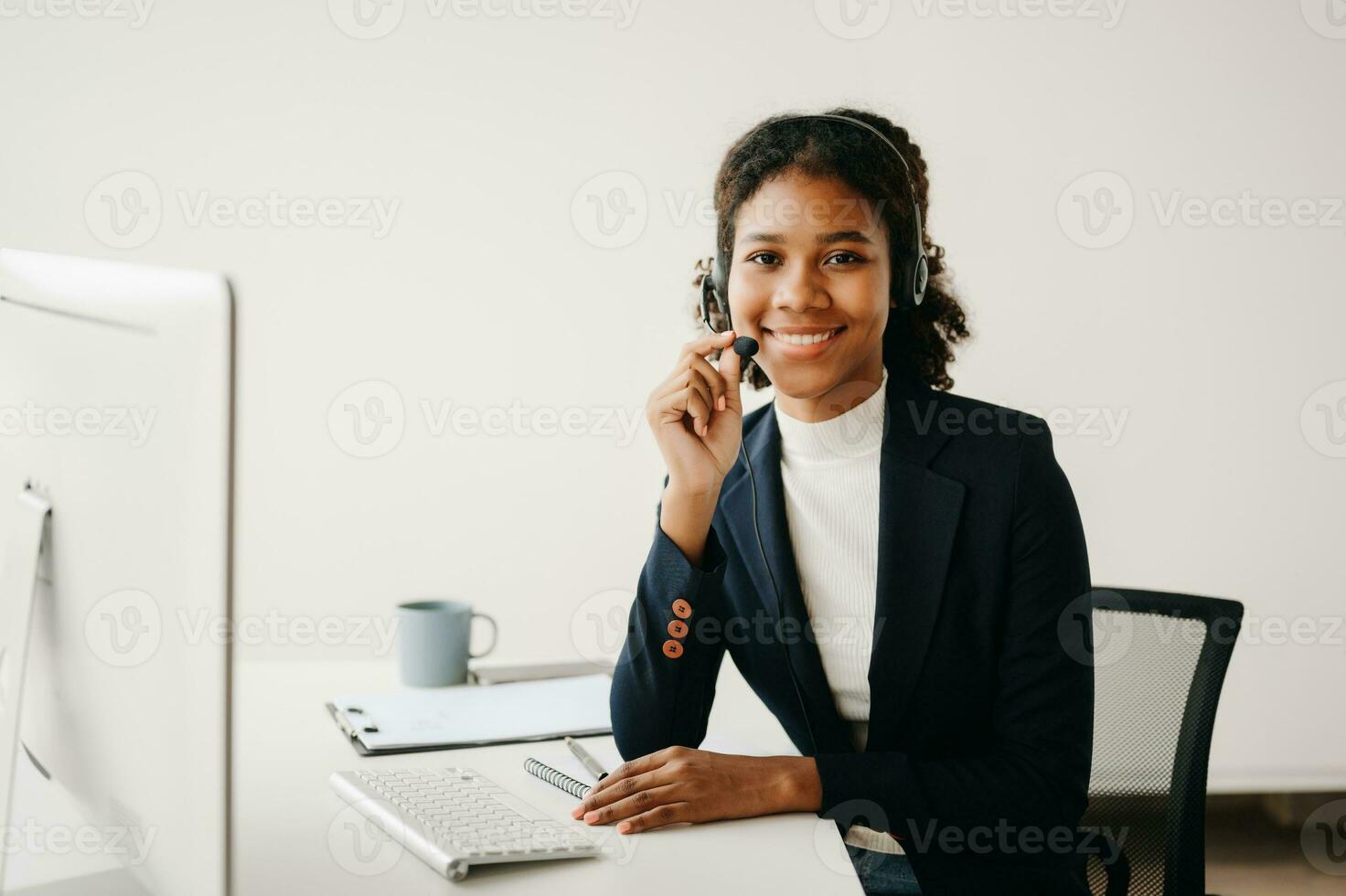 echt telefoontje centrum operator in draadloze koptelefoon pratend met klant, vrouw in hoofdtelefoons met microfoon overleg plegen cliënt Aan telefoon in klant ondersteuning onderhoud in bedrijf centrum foto