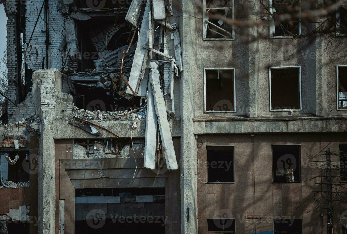 vernietigd administratief gebouw in Oekraïne, april 2023 mykolaiv foto