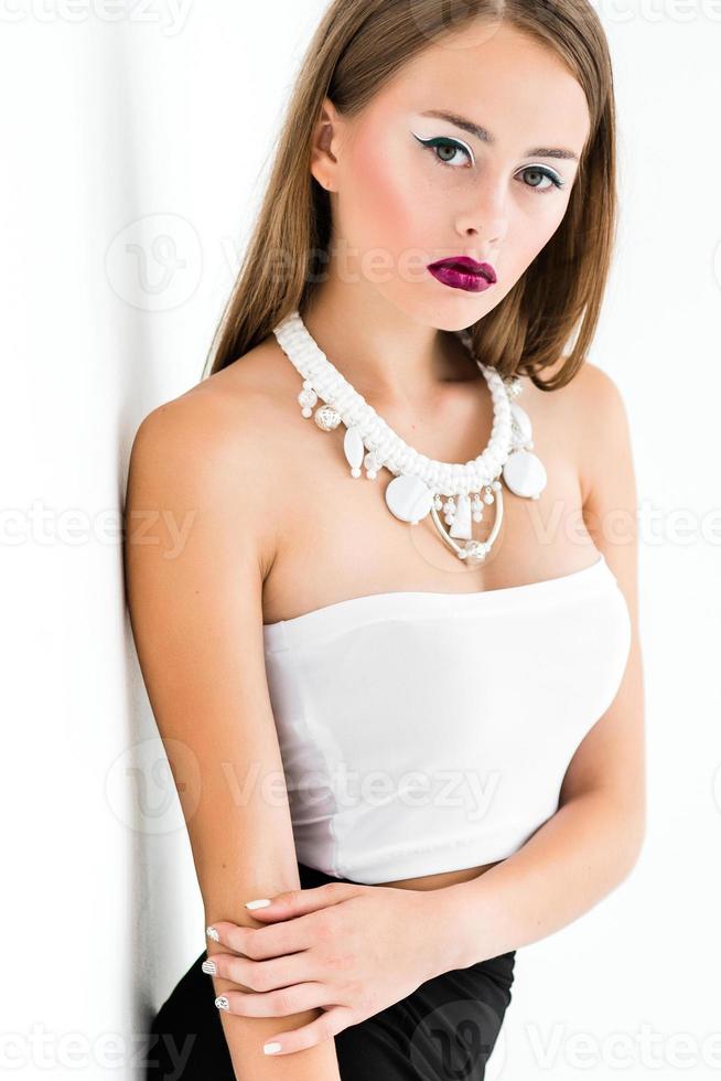 meisje in een witte blouse en zwarte rok op een witte achtergrond foto