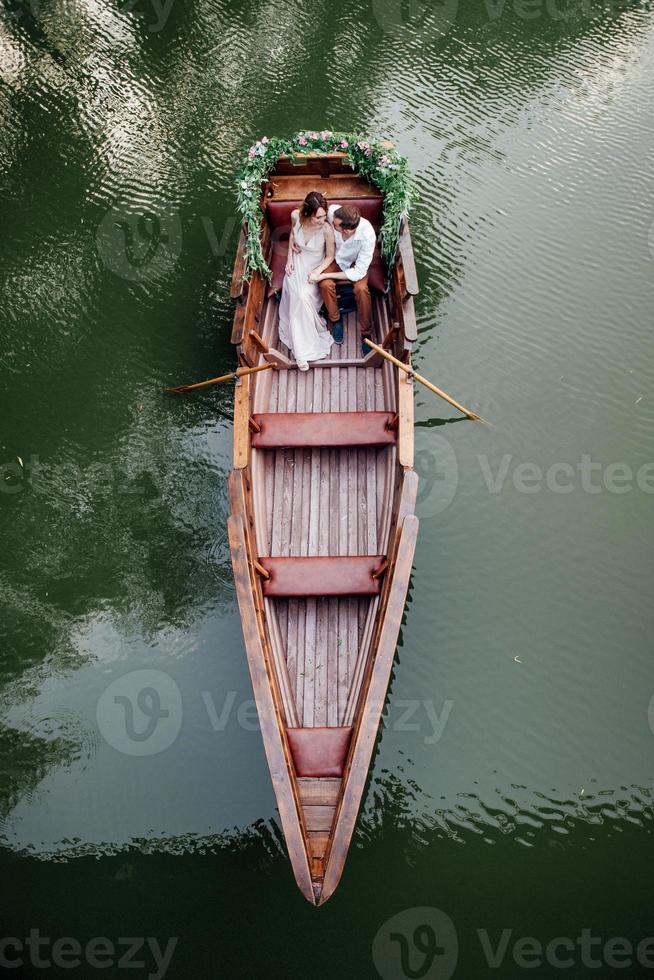 een boottocht voor een jongen en een meisje langs de kanalen en baaien van de rivier foto